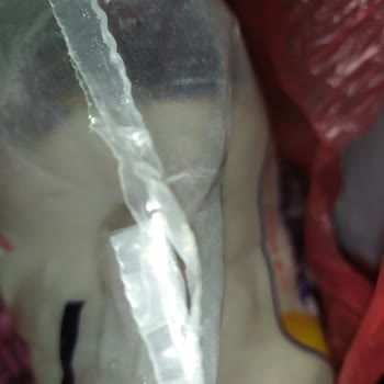Yırtık Şeker Paketi Ve Ağırlıkla Kırılgan Gıdanın Aynı Poşete Konulması
