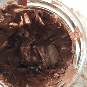 Nutella Kavanozunda Kurumuş Tabaka: Gıda Güvenliği Endişesi