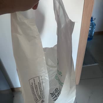 BİM’te Ücretli Poşet Kalitesi Düşmüş, Ürünler Yolda Saçılıyor