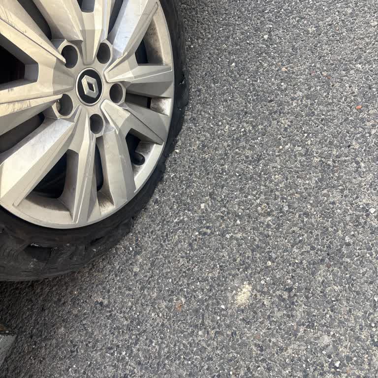 Everday’den Renault Megane Araçta Lastik Patlaması Ve Gecikmeli Yol Yardımı