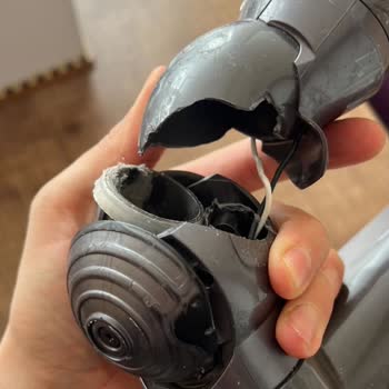 Dyson SV25 Süpürgenin Kırılan Başlığı Ve Çatlayan Borusu İçin Garanti Reddi