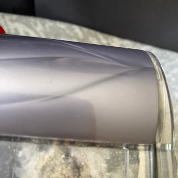 Dyson V12 Süpürge Haznesindeki Açık Nedeniyle Toz Dışarı Fışkırıyor, Garanti Reddedildi