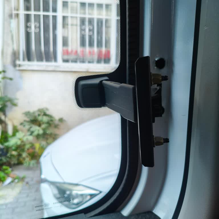 Opel Combo Araçlarda Arka Koltuk Cam Saç Bölümünde Açılma Sorunu