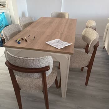 Çetmen Mobilya’da Açık Ahşap Sandalyeler Yerine Koyu Ahşap Sandalyeler Gönderildi