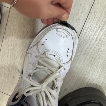 Nike Air Monarch Ayakkabısında İç Astar Yırtılması Ve Değişim Talebi