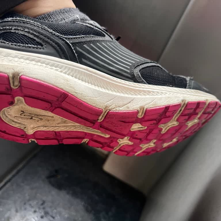 Skechers GO Run Consistent Modelinde Aşırı Kaygan Taban Nedeniyle Düşme Ve Yaralanma