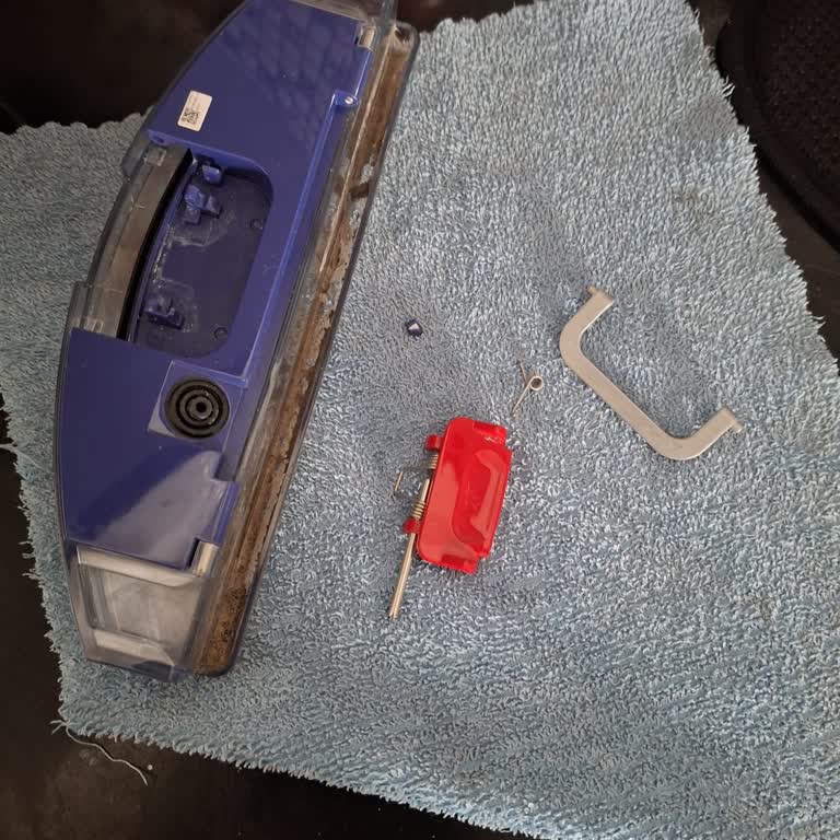 Dyson Spot+Scrub Robotunda Kirli Su Tankı Klipsi Dayanıksız: Ücretsiz Değişim Talebi