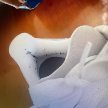 Adidas Mağazasında Kısa Sürede Açılan Dikiş Ve İç Tüylenme Sorunu
