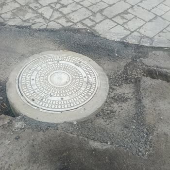 Superonline’dan Düzce Üniversitesi Girişindeki Bozuk Asfalt Ve Rögar Kapağı Onarımı Talebi