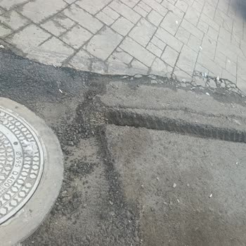 Superonline’dan Düzce Üniversitesi Girişindeki Bozuk Asfalt Ve Rögar Kapağı Onarımı Talebi