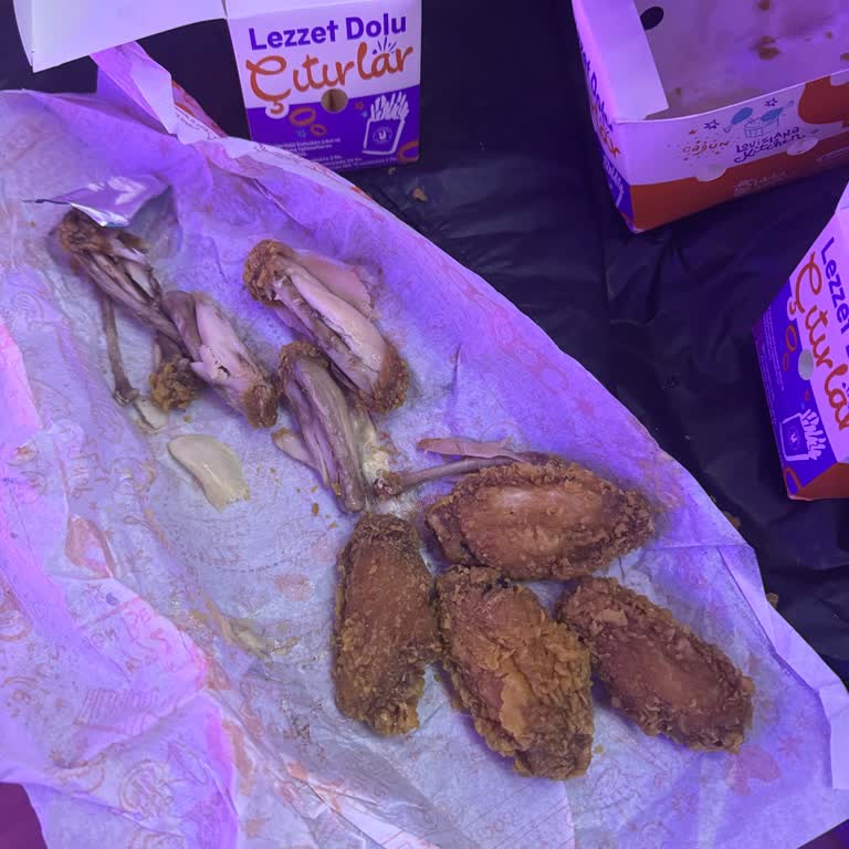 Popeyes Siparişinde Balık Kokulu Çürük Tavuk Ve Sert Burger