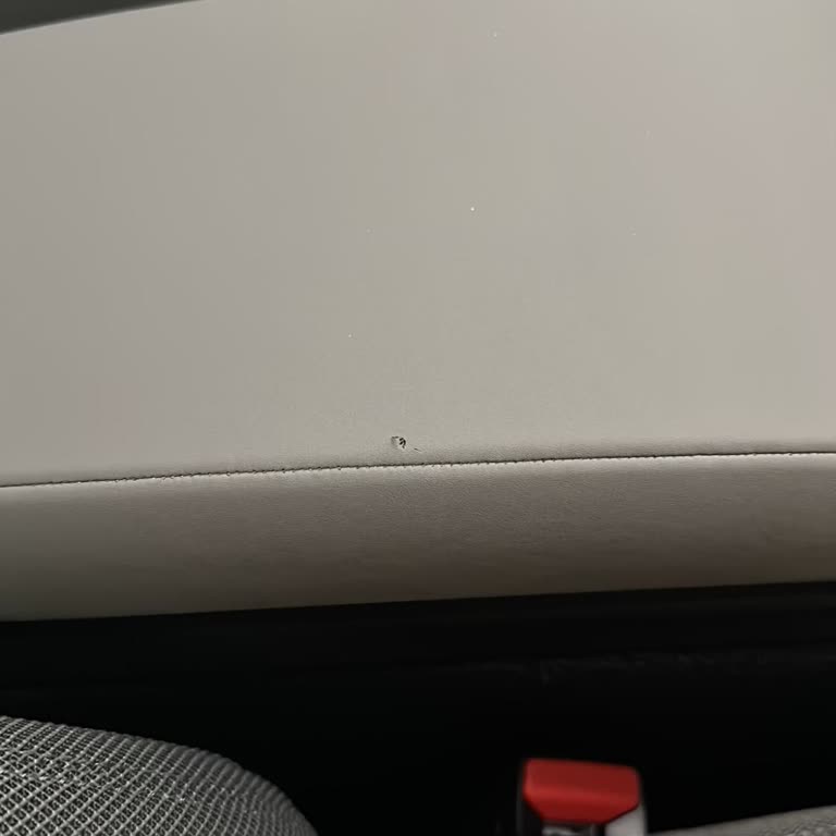 Arkas Otomotiv Ex40 Teslimde Kol Dayamasındaki Yırtık Bayi Sorumluluğunu Reddetti