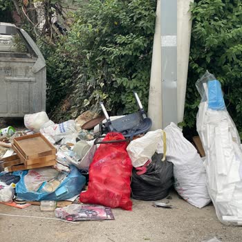 Sakarya Serdivan 32 Evler Mahallesi Yaprak Sokakta Çöp Birikimi Ve Sağlık Riski