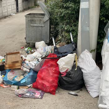 Sakarya Serdivan 32 Evler Mahallesi Yaprak Sokakta Çöp Birikimi Ve Sağlık Riski