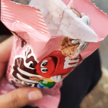 Şok Markette Deforme Olmuş Ve Tüketilemez Cookie Dough M&M’s Ürünleri