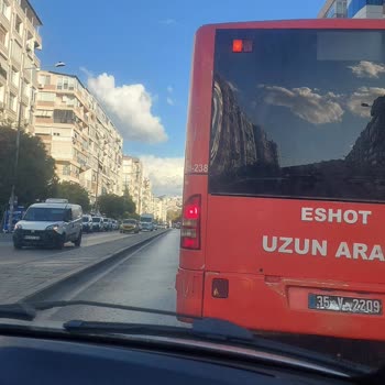Eshot Otobüsü Yol Açmadan Yolcu Alıyor, Trafiği Felç Ediyor