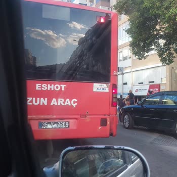 Eshot Otobüsü Yol Açmadan Yolcu Alıyor, Trafiği Felç Ediyor