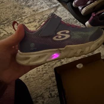 Skechers Işıklı Ayakkabının Işıkları 5 Ayda Bozuldu, Üretim Hatası Olarak Değişim Talebi