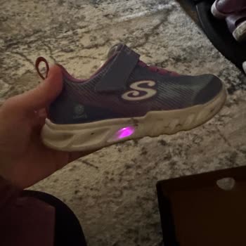 Skechers Işıklı Ayakkabının Işıkları 5 Ayda Bozuldu, Üretim Hatası Olarak Değişim Talebi