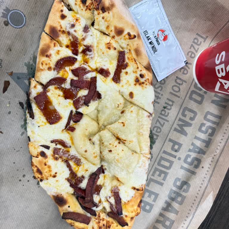 Sbarro'da Sucuklu Kaşarlı Pide'de Boşluk Ve Özensizlik