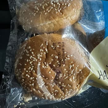 Denizli BİM’de Satın Alınan Hamburger Ekmeğinde Kocaman Siyah Böcek Tespit Edildi