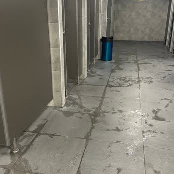 Ümraniye Çakmak Kadın Fitness Salonunda Kirli Ve Islak Giyinme Alanı Şikayeti