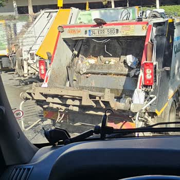 İstaş Aydınlı Kıvrım Sokak Çöp Alanında Uzun Kuyruklar Temizlik Hizmetini Geciktiriyor