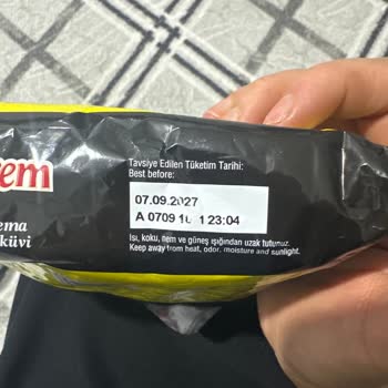 A101 Mağazasında Ülker Biskrem Paketi Kırıntı İçeriyor Ve Tüketim İçin Uygunsuz