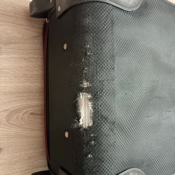İstanbul-Nav Uçuşunda Valizde Derin Yırtık Ve Havalimanı Personelinin Yanlış Yönlendirmesi