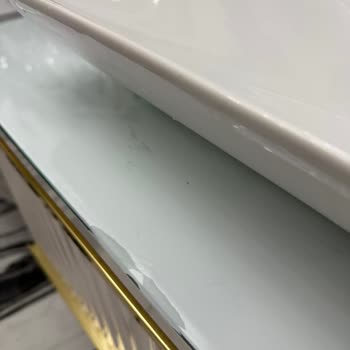 Bauzade Banyo Dolabı Ve Lavabo Takımının Cam Yüzeyinde Erken Bozulma Ve Su Lekeleri