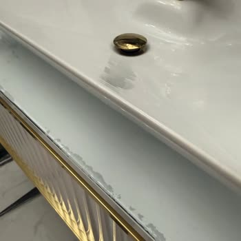Bauzade Banyo Dolabı Ve Lavabo Takımının Cam Yüzeyinde Erken Bozulma Ve Su Lekeleri