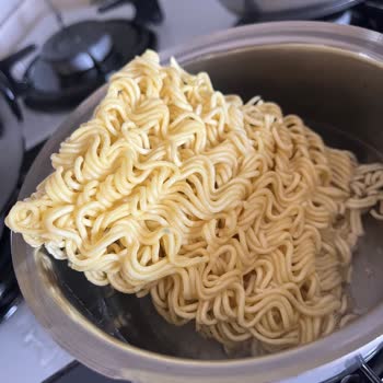 İndomie Soya Soslu Hazır Noodle’da Renk Değişimi Ve Hijyen Sorunu