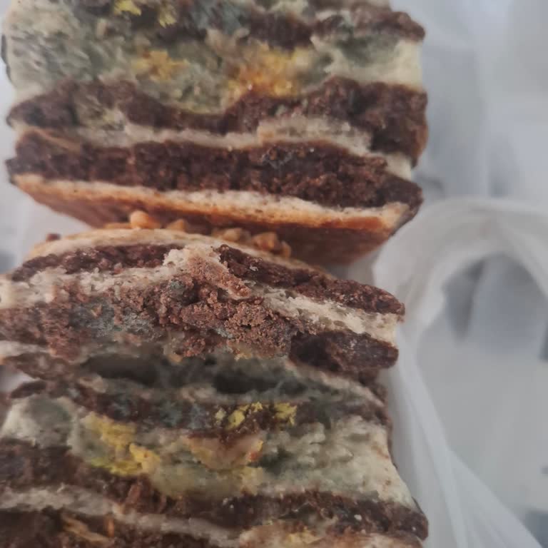 Küflü Ay Çöreği Ve Kaba Mağaza Tutumu İçin İade Talebi