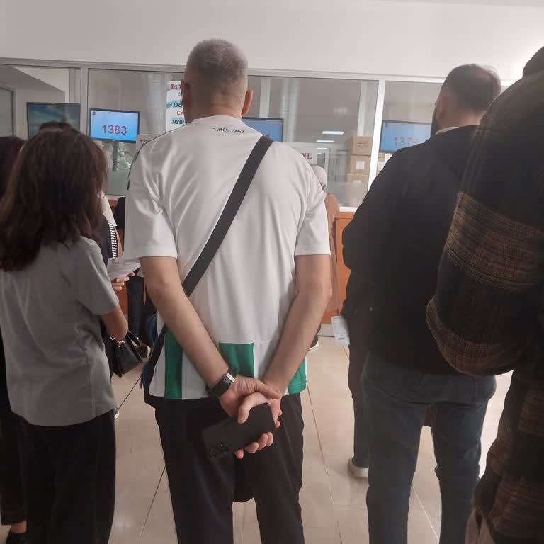Randevulu Ücretli Muayenede Yetersiz Vezne Ve Yönlendirme Nedeniyle Saatlerce Bekleme