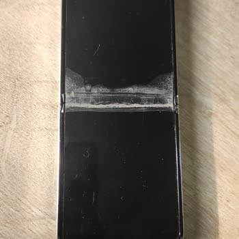 Galaxy Z Flip 5 Cihazı Kısa Sürede Çöküyor Ve Kapağı Ayrılıyor
