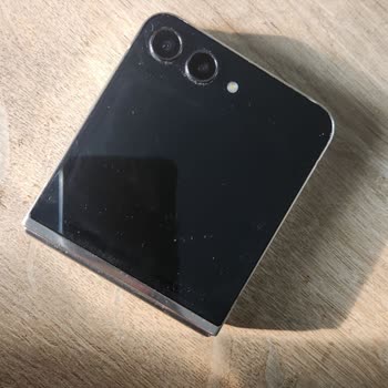 Galaxy Z Flip 5 Cihazı Kısa Sürede Çöküyor Ve Kapağı Ayrılıyor