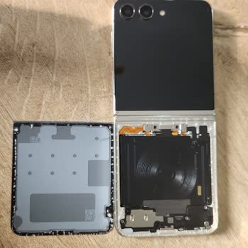 Galaxy Z Flip 5 Cihazı Kısa Sürede Çöküyor Ve Kapağı Ayrılıyor
