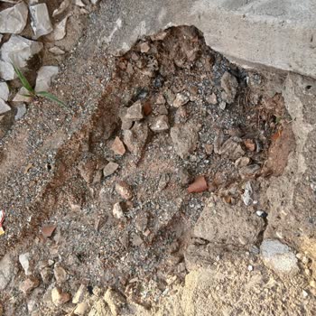 Muğla Milas Merdiveninde Su Sızıntısı Ve Toprak Dökümü Çocukları Tehlikeye Atıyor