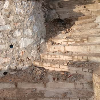 Muğla Milas Merdiveninde Su Sızıntısı Ve Toprak Dökümü Çocukları Tehlikeye Atıyor