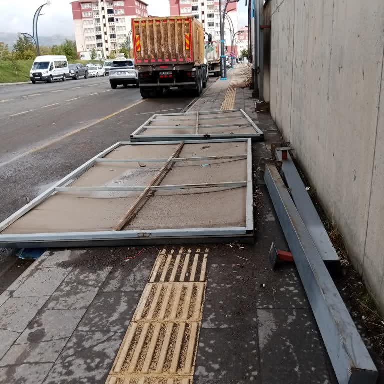 Kaldırımdaki Metal Paneller Yaya Ve Çocuk Güvenliğini Tehlikeye Atıyor