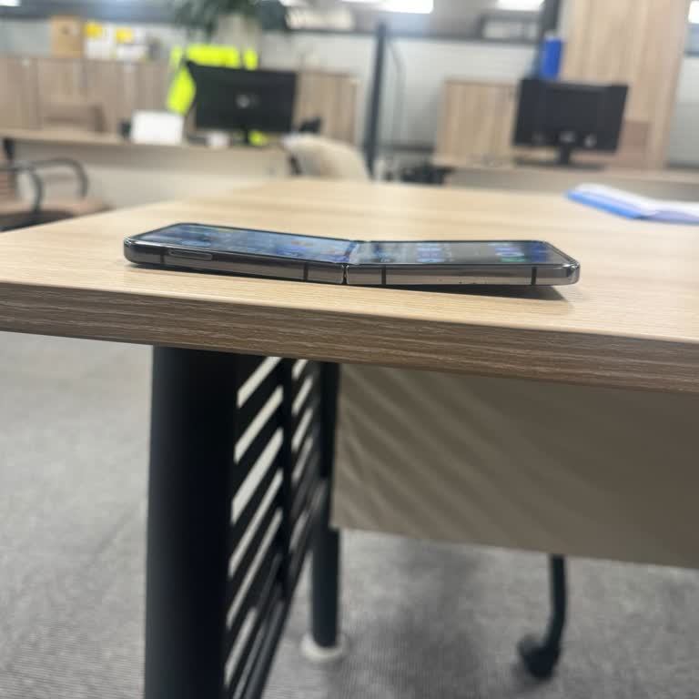 Samsung Galaxy Z Flip 4 Menteşe Sorunu Tekrar Görüldü Ve Ücretsiz Onarım Talep Ediliyor