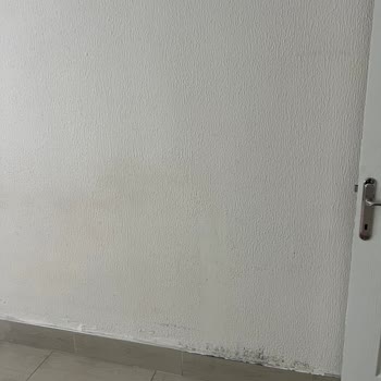 İhlas Kuzuluk Dairelerinde Kirli Ve Yıpranmış Duvarlar Boyanmadı