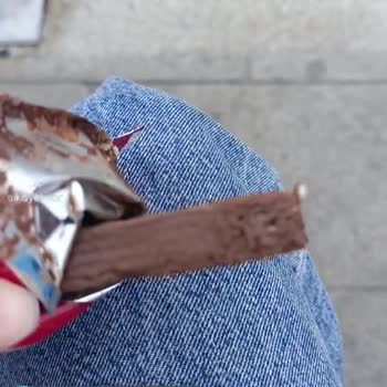 Eti Çikolatalı Gofrette Beyaz Larvalara Benzeyen Topçuklar Vardı