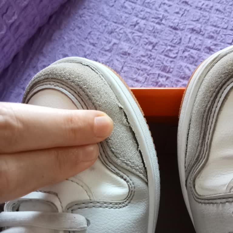 FLO'dan Kinetix Kadın Ayakkabısında Kısa Sürede Açılma Ve Değişim Talebi