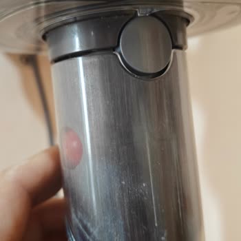 Dyson Gen5 Süpürge Motor Bölmesi Contalarında Deformasyon Ve Sap Motor Bağlantısındaki Sallantı