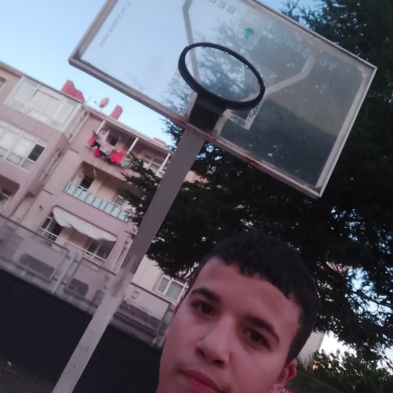 Sincan İlkokulu Bahçesindeki Eğik Basketbol Potaları Çocukları Tehlikeye Atıyor