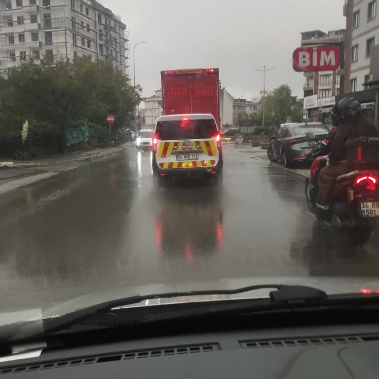 AYEDAŞ Şirket Aracının Tehlikeli Kesme Manevrası Yakın Kazaya Yol Açtı