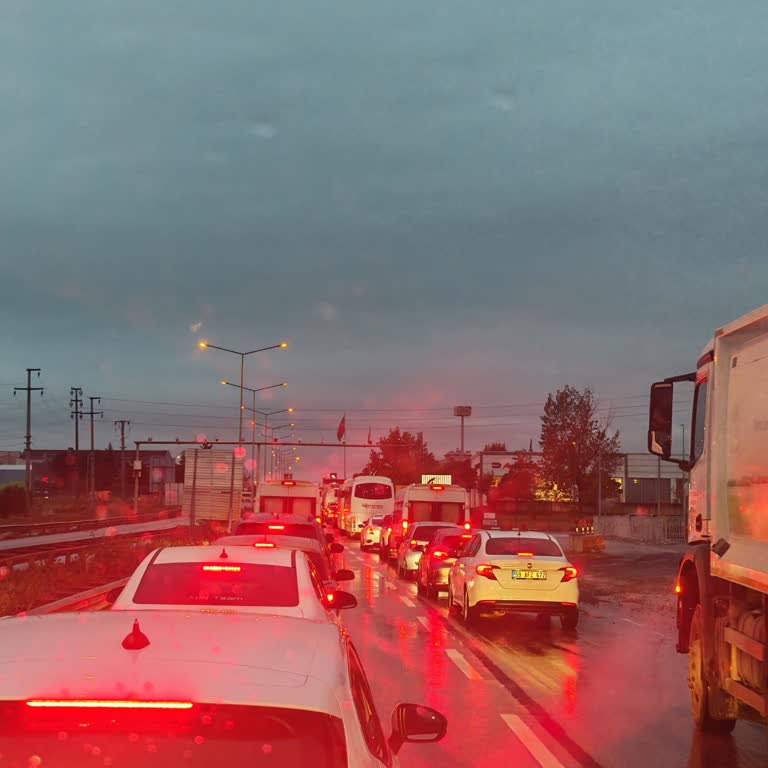Lüleburgaz Belediyesi Şehir Girişinde Trafik Işıkları Zamanlaması Nedeniyle Akşam Sıkışıklığı