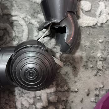 Dyson V8 Süpürgenin Kesik Çalışması Ve Kırılan Parçalar İçin Ücretsiz Değişim Talebi