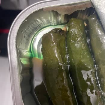 Tat Zeytinyağlı Yaprak Sarma Vişneli'nde Boya Kıvamında Yeşil Sıvı: Gıda Güvenliği Endişesi